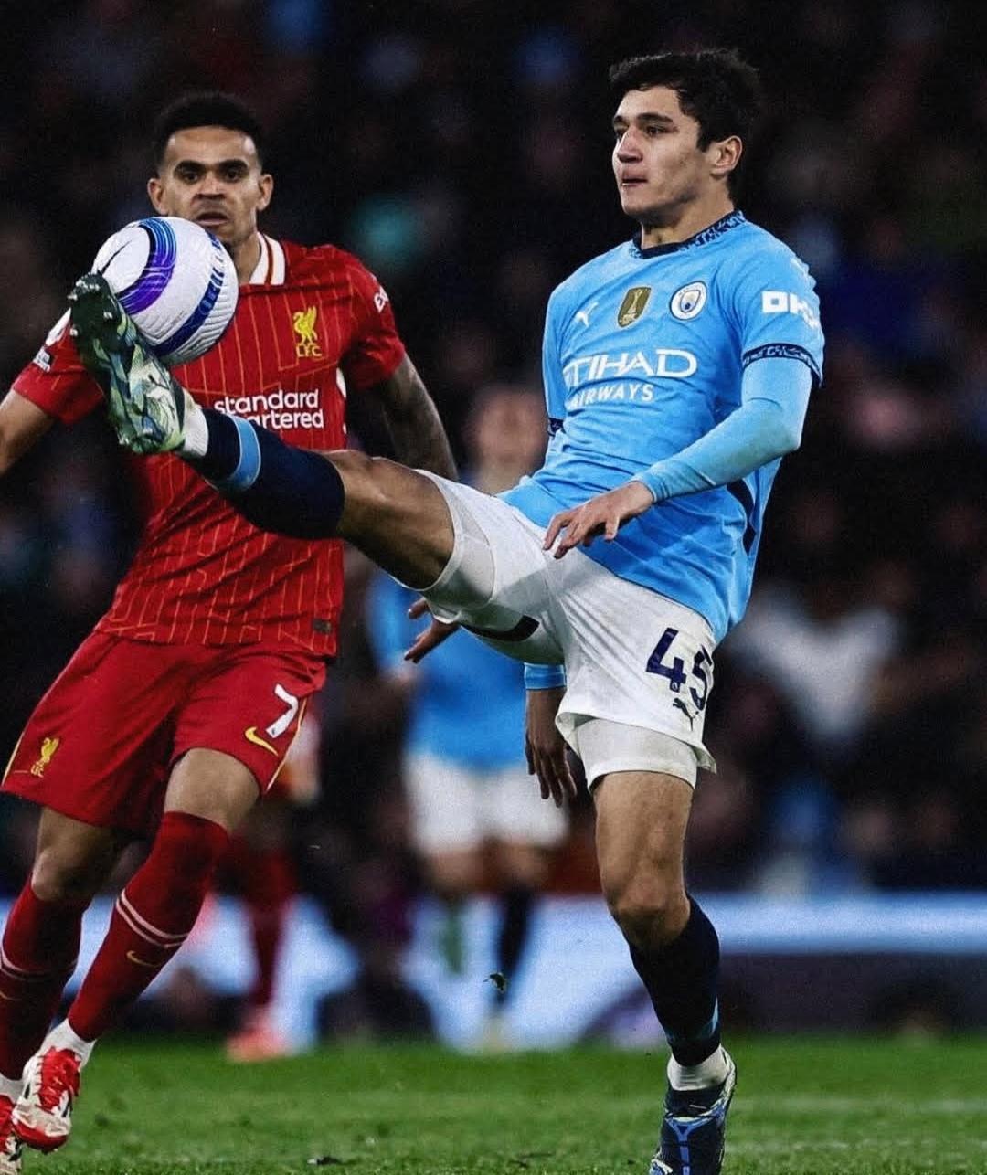 乐鱼体育官网-集结日体能课后，曼城门线救险备战德甲，媒体盛赞，轮换策略成焦点-乐鱼体育官网